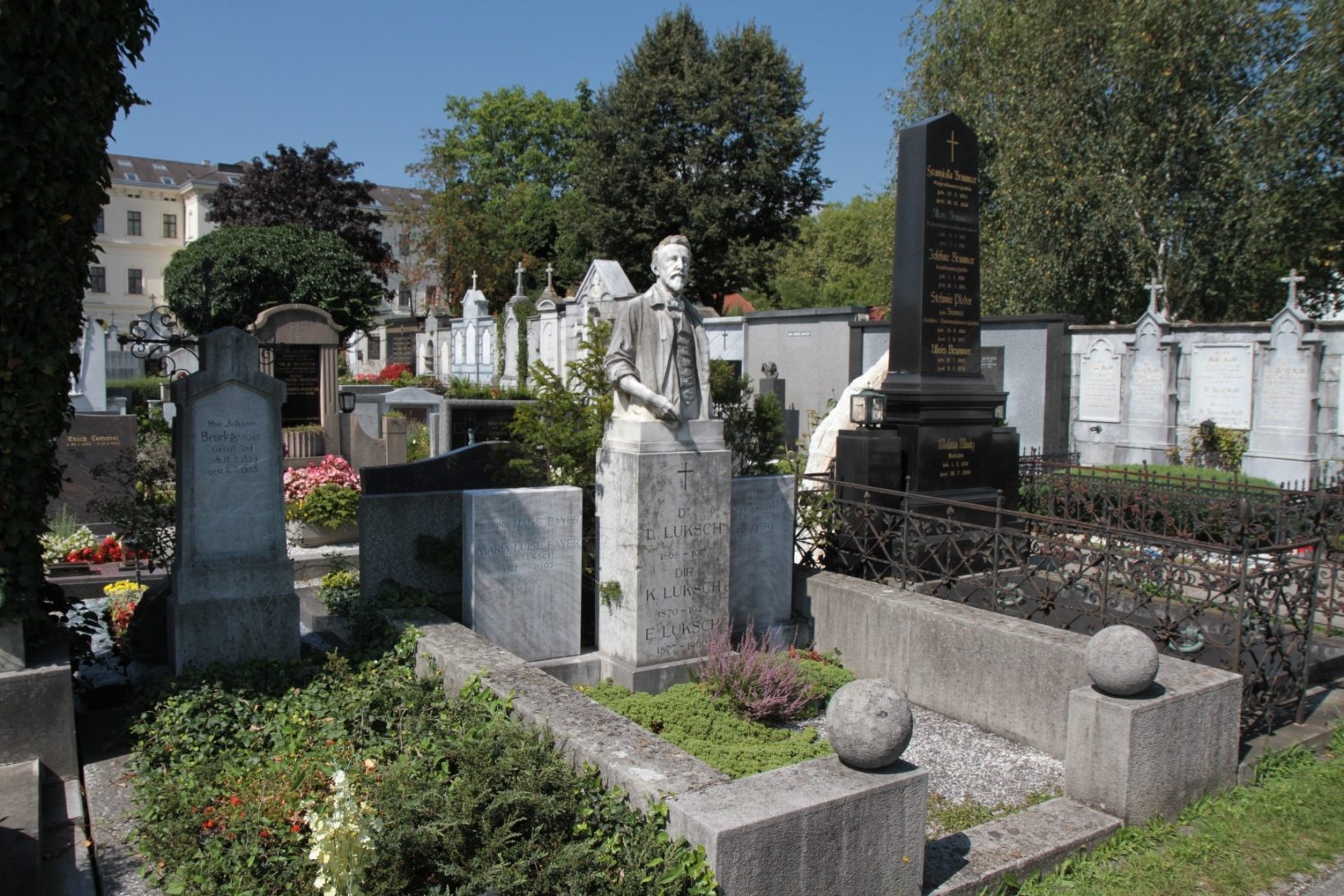 Ludwig Luksch's tomb, Leonhardfriedhof, Graz - 01.JPG